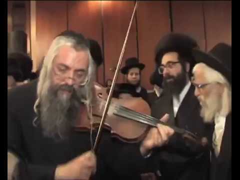 ортодоксальный еврей лабает на скрипке