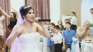 Невеста читает рэп для жениха на свадьбе
