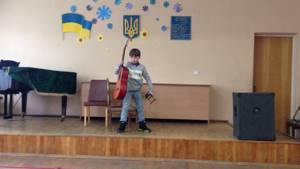 Хлопчик грає на гітарі Бреславський Арсеній Петрович