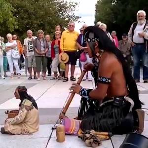 Музыка индейцев на улице