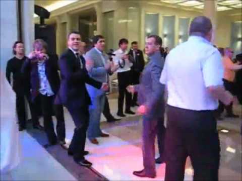 Медведев танцует под "такого как Путин"