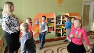 Веселая физкультминутка под музыку на занятиях в детском саду