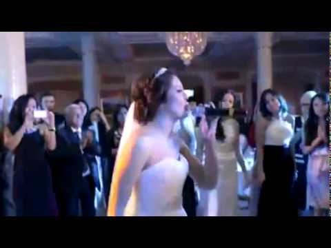 Красивое исполнение невесты на Казахской свадьбе!