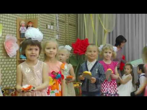 День матери. Утренник в старшей группе детского сада Казани.  Дети поют песни о маме.