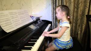 ОНА ВЕРНЁТСЯ.... Дети поют.  Виктория Викторовна 6 лет.