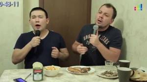 казах и русский поют на украинском