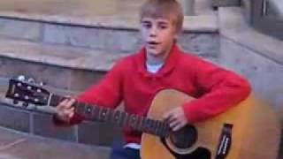 Justin Bieber поет на улице,а с него смеются девочки...
