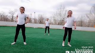 Клип три девушки танцуют на улице песня