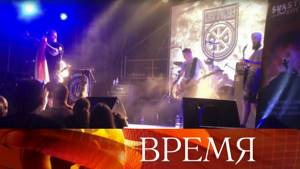 Концерт ультраправой рок-группы в Киеве обернулся сборищем неонацистов, общество возмущено.