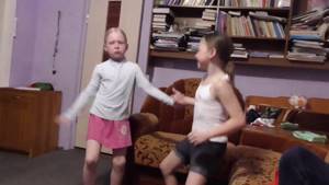 Дети устроили смешные танцы под музыку из YouTube /Медальницы/Семья Жуковых 23.02.2018
