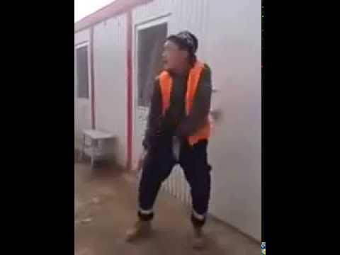 Узбек танцует на стройке