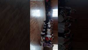 Каракюринская СОШ. Учащиеся 1 класса на мероприятии 8 марта с поздравительной песней