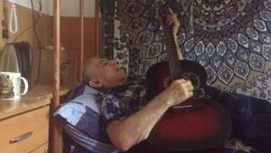 Дедушка узбек поёт блатные песни