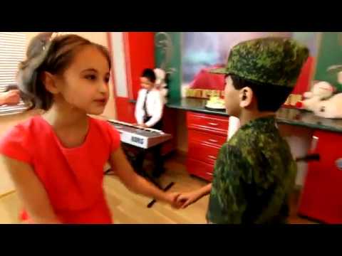Таджикский Мальчик поёт как Митхун Чакраборти.