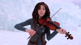 Девушка во льдах очень красиво играет на скрипке под дабстеп