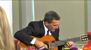 Антонио Бандерас играет на гитаре в банке в Алматы - видео Руслана Канабекова