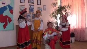 Страна читающая - 9-11 класс  поют русская народная песня "В роще пел соловушка"