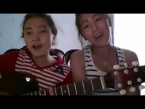 Девушки казашки очень красиво и зажигательно поют под гитару