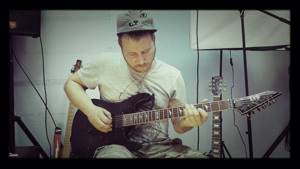 Василий Сергеев играет партию на гитаре из песни Григория Лепса Вьюга