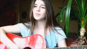 Девушка красиво поет под гитару на стихи  Есенина 'Заметался пожар голубой'