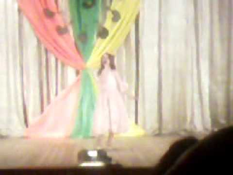 Девочка исполняет песню из мультфильма Анастасия