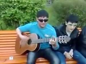 Армянин красиво спел под гитару