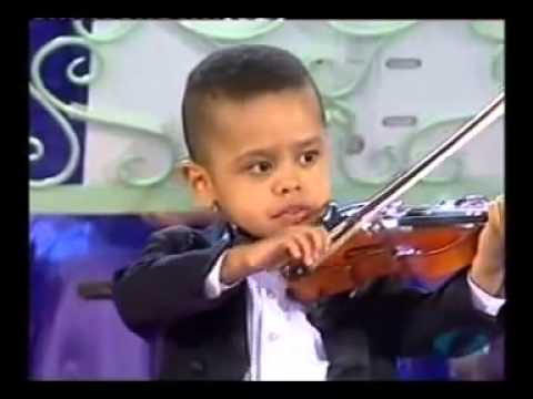 3 летний мальчик играет на скрипке