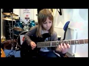 Нереальная игра на гитаре восьмилетней девочки