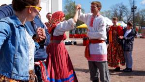 Плясы до упаду! Русские народные танцы и хороводы .