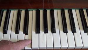 11 Клавиатура фортепиано. Слева от двух чёрных клавиш нота До
