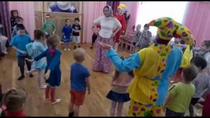 танец в детском саду. как же музыка меняет всю композицию))))
