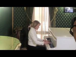 Наталья Поклонская играет на рояле «Меланхолический вальс» Александра Даргомыжского
