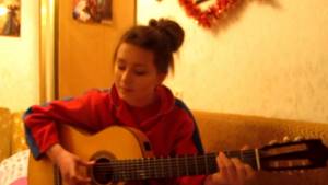 девочка поет и играет на гитаре красиво!