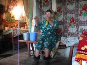 Веселая бабушка поёт русские народные песни