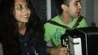 Девушки поют под баян у ночного клуба (татарские песни)